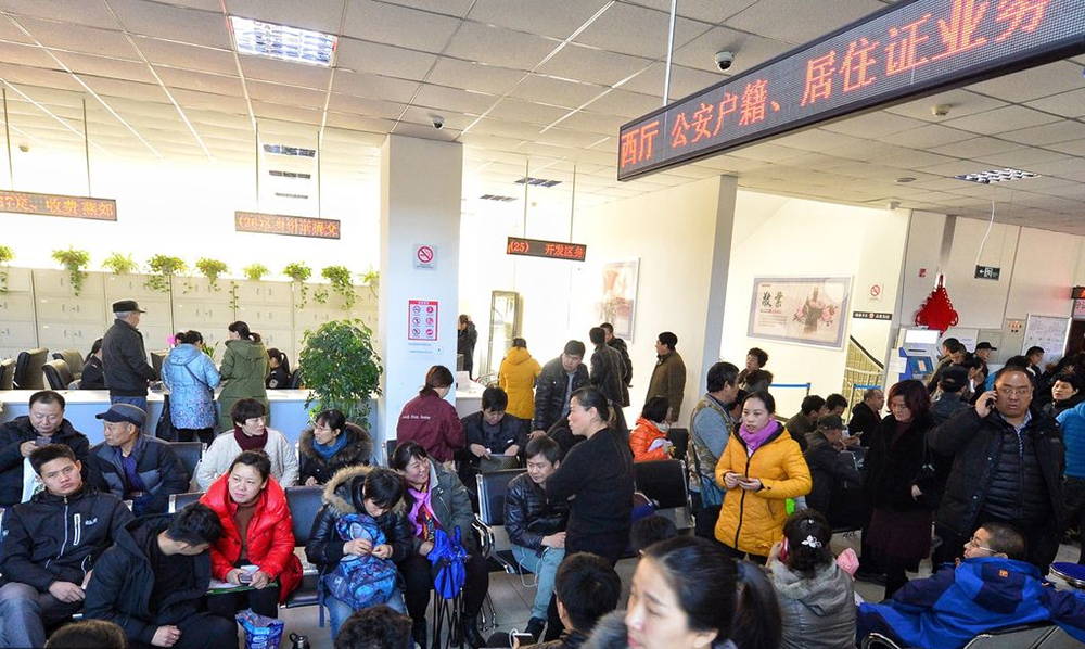 正在排队办业务的市民